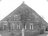1952. Boerderij Fam Deinum Sondel aan de Beuckenswijkstraat.
