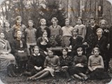 1935, meisjesvereniging. links op eerste stoel Giltsje Deinum, middenachter met kralen Wieke Akkerman.
